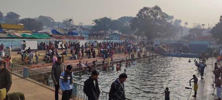 नर्मदा नदी में स्नान के पश्चात मंदिर में पूजा अर्चना करते श्रद्धालु नर्मदा नदी में स्नान के पश्चात मंदिर में पूजा अर्चना करते श्रद्धालु