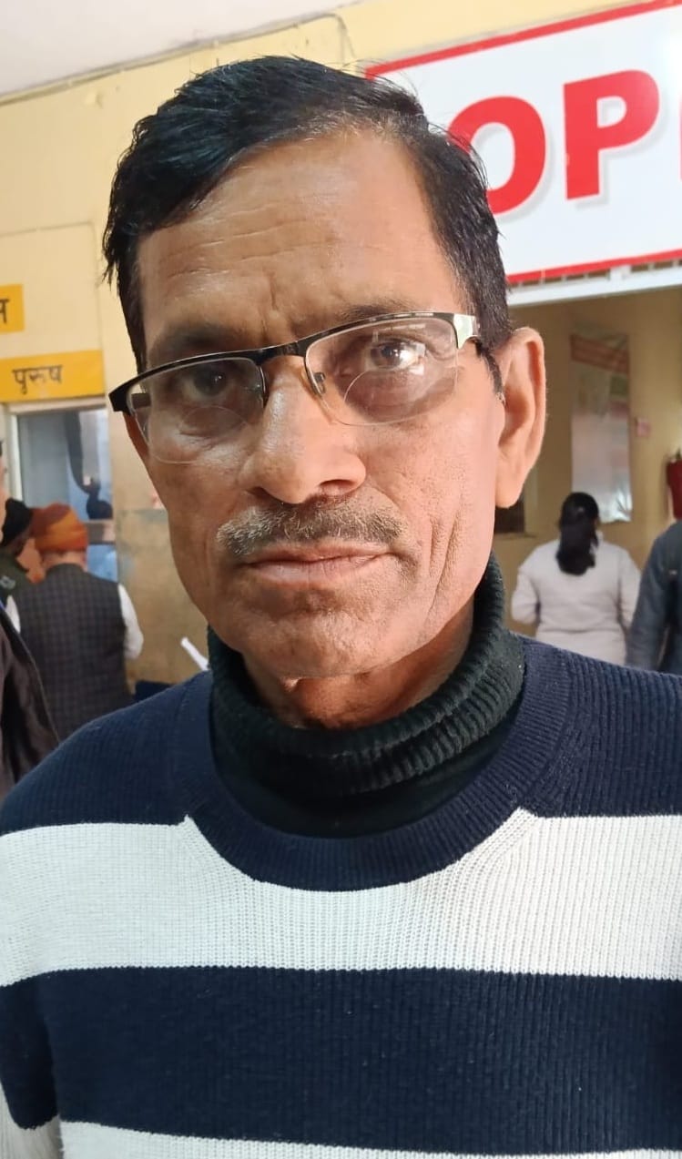 पीलीभीत के जिला चिकित्सालय में दवा वितरण कक्ष पर दवा लेने को लगी मरीजों की लाइन।संवाद