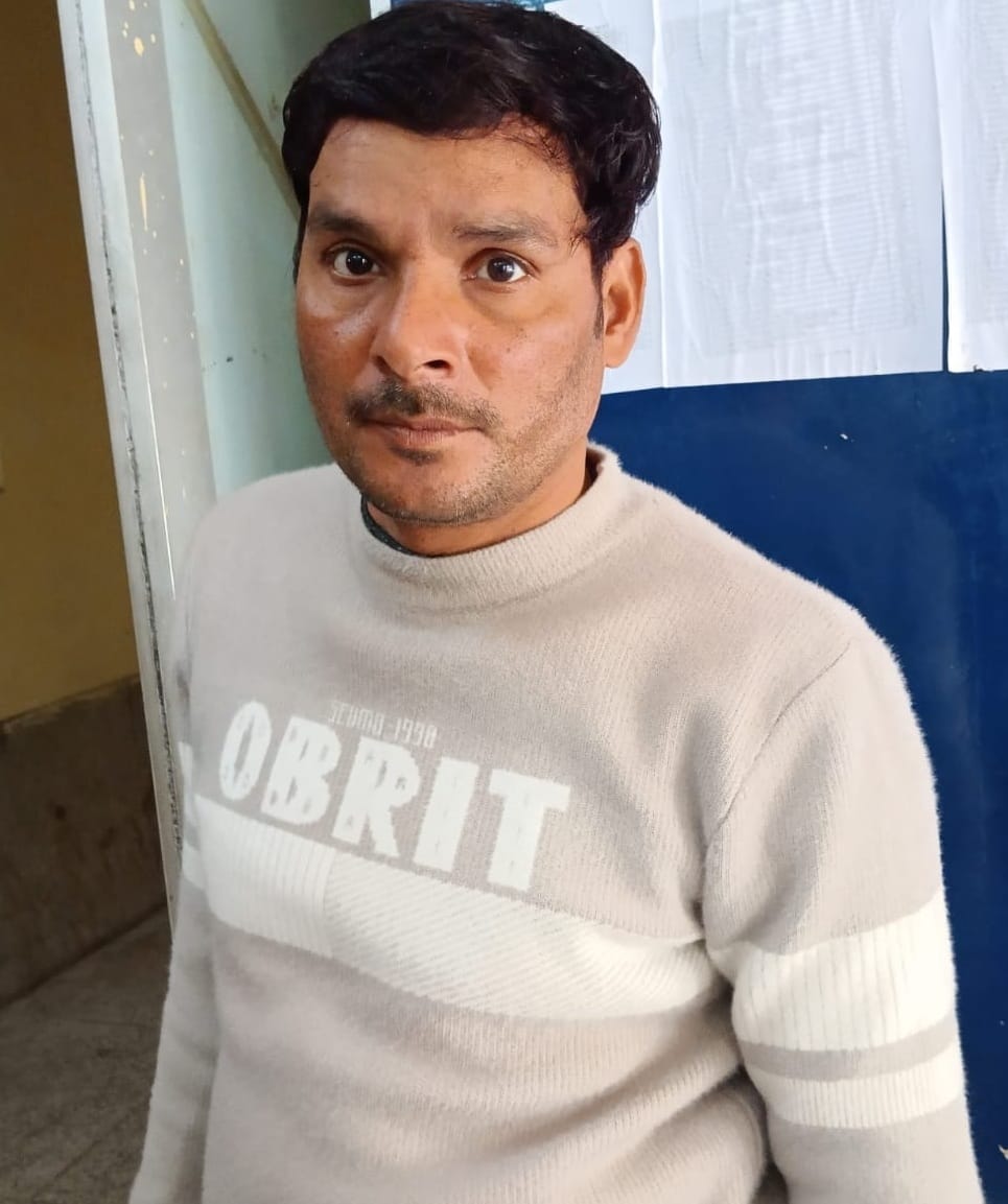 पीलीभीत के जिला चिकित्सालय में दवा वितरण कक्ष पर दवा लेने को लगी मरीजों की लाइन।संवाद