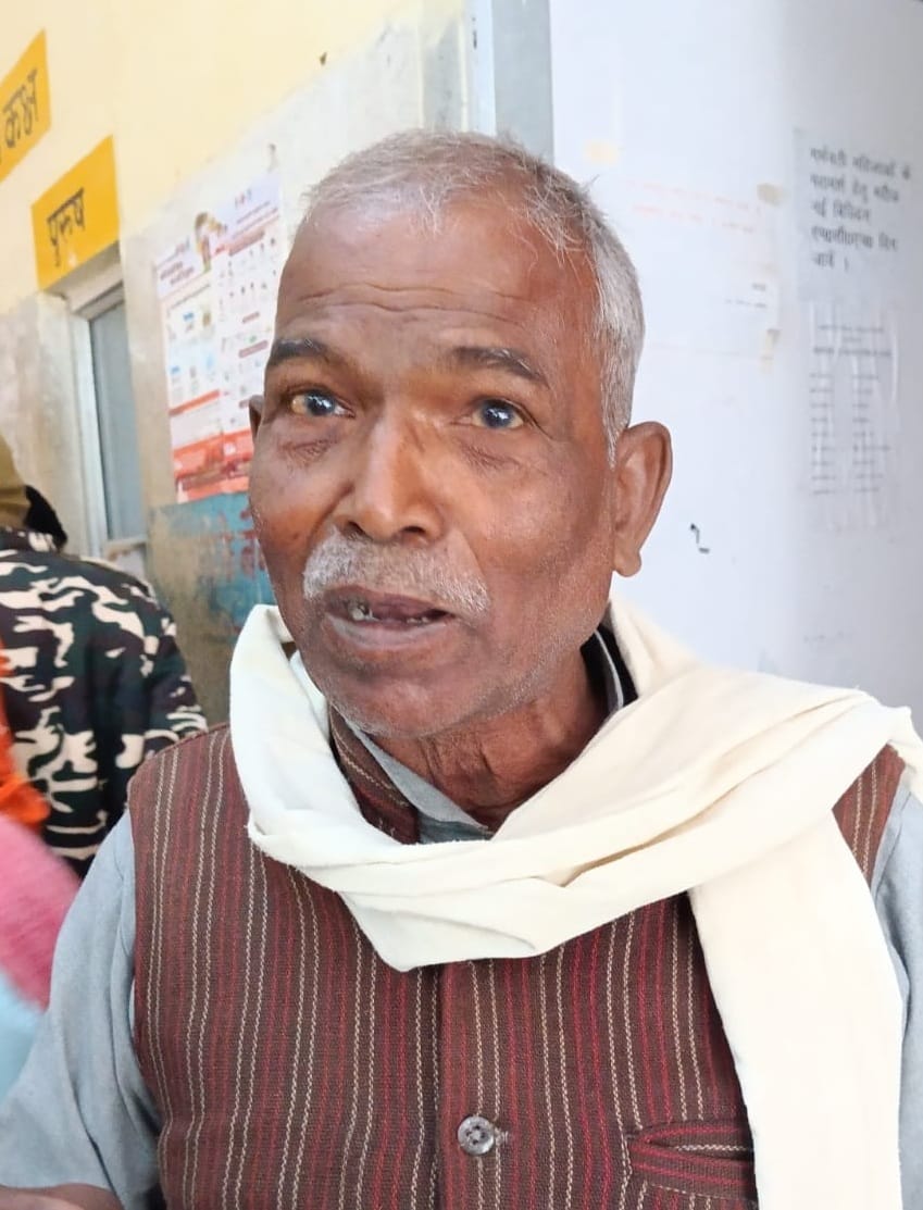 पीलीभीत के जिला चिकित्सालय में दवा वितरण कक्ष पर दवा लेने को लगी मरीजों की लाइन।संवाद