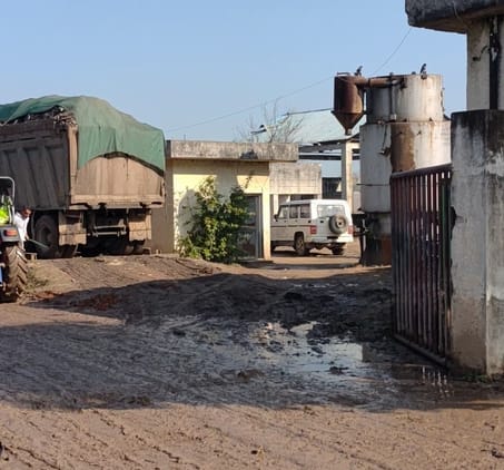 पटवी प्लांट के बाहर खड़े कूड़ा लाने वाले ट्रक। संवाद पटवी प्लांट के बाहर खड़े कूड़ा लाने वाले ट्रक। संवाद