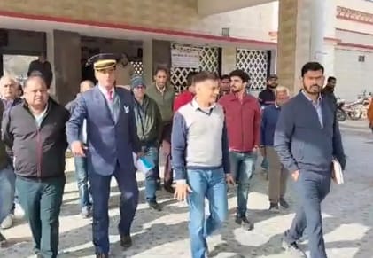 रेलवे स्टेशन पर चल रहे निर्माण कार्य का डीआरएम ने किया निरीक्षण