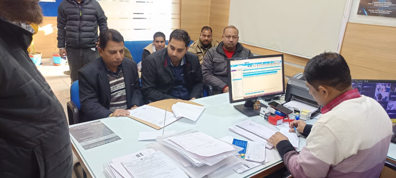 संपत्ति कर न देने पर अंबाला छावनी के बब्याल स्थित भारतीय स्टेट बैंक के भवन को सील करने पहुंचे