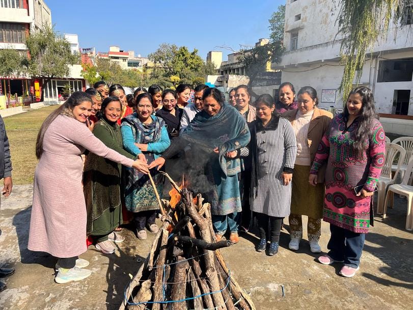 शहर के देव समाज कॉलेज फॉर गर्ल्स में लोहड़ी त्योहार मनाया। कॉलेज