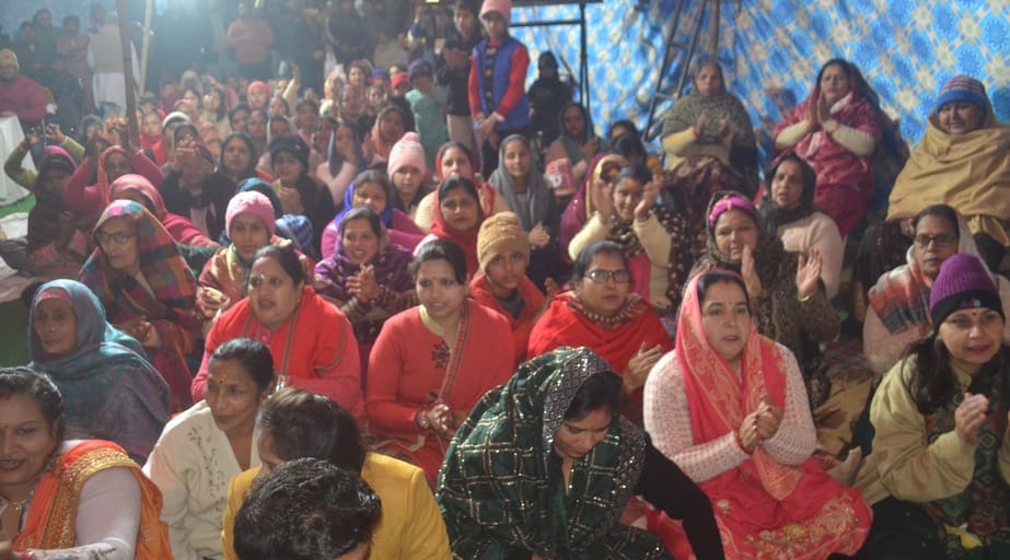 शामली के  रेलपार में  आयोजित बाबा खाटूश्याम जागरण में  सजा दरबार । संवाद