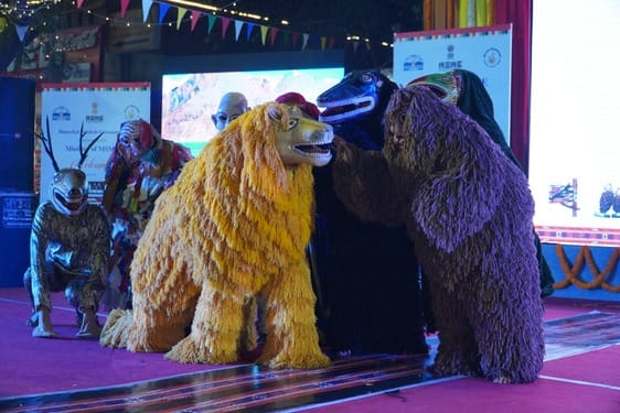 दिल्ली के हाट में आयोजित हिम महोत्सव में सिरमौरी नाटी डालते चुड़ेश्वर सांस्कृतिक मंडल के कलाकार