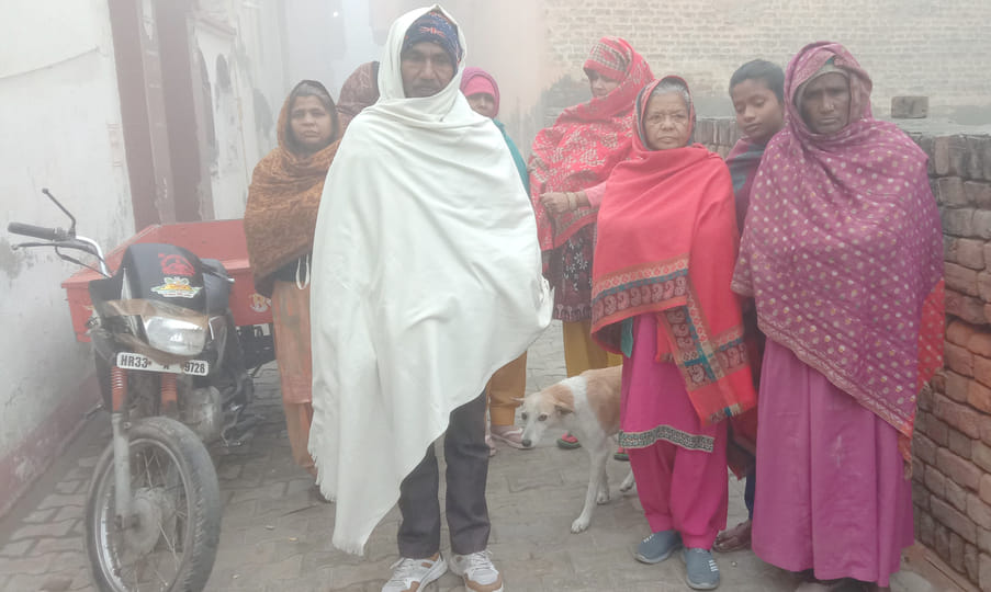 15जेएनडी18: कालोनी की महिला सीमा की गोद में नवजात बच्ची। संवाद