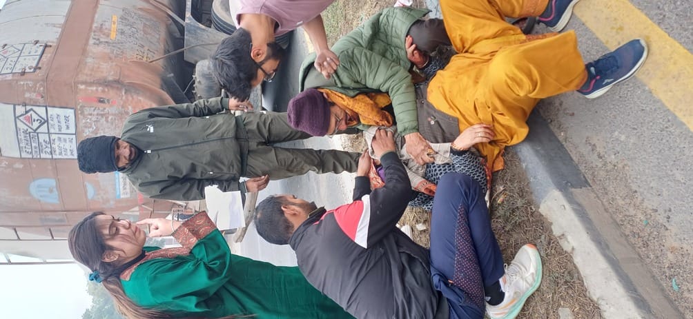 अंबाला छावनी बस के सामने पुल के ऊपर ट्रक से टकराने के बाद क्षतिग्रस्त कार। संवाद अंबाला छावनी बस के सामने पुल के ऊपर ट्रक से टकराने के बाद क्षतिग्रस्त कार। संवाद