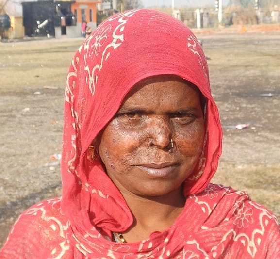 अंबाला छावनी सेक्टर 34 स्थित आशियाना कॉलोनी में सड़कों पर जमा पानी के साइड से गुजरती महिला। स अंबाला छावनी सेक्टर 34 स्थित आशियाना कॉलोनी में सड़कों पर जमा पानी के साइड से गुजरती महिला। स