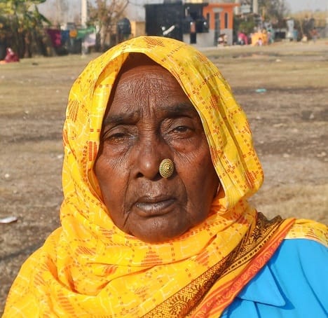 अंबाला छावनी सेक्टर 34 स्थित आशियाना कॉलोनी में सड़कों पर जमा पानी के साइड से गुजरती महिला। स अंबाला छावनी सेक्टर 34 स्थित आशियाना कॉलोनी में सड़कों पर जमा पानी के साइड से गुजरती महिला। स