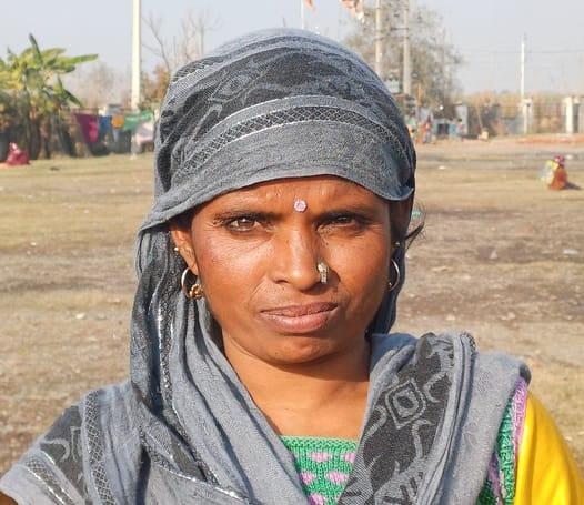 अंबाला छावनी सेक्टर 34 स्थित आशियाना कॉलोनी में सड़कों पर जमा पानी के साइड से गुजरती महिला। स अंबाला छावनी सेक्टर 34 स्थित आशियाना कॉलोनी में सड़कों पर जमा पानी के साइड से गुजरती महिला। स