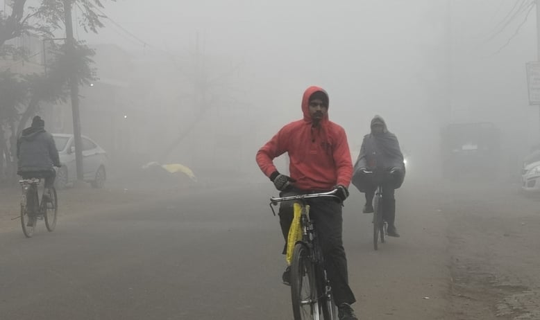 अमीरनगर में अलाव जलाकर बैठे व्यापारी। संवाद अमीरनगर में अलाव जलाकर बैठे व्यापारी। संवाद