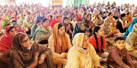 बिलासपुर के दिव्य ज्योति जाग्रति संस्थान आश्रम में प्रवचन करती साध्वी सिद्धेश्वरी भारती व अन्य।