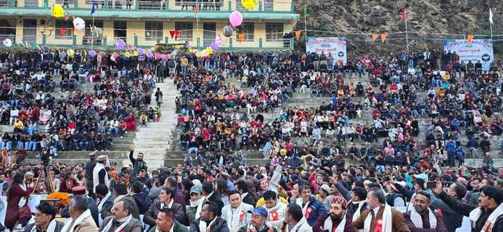 फ्रेंड्स क्लब के सिल्वर जुबली समारोह पर सांस्कृतिक कार्यक्रम में मंच पर हेमत शर्मा फ्रेंड्स क्लब के सिल्वर जुबली समारोह पर सांस्कृतिक कार्यक्रम में मंच पर हेमत शर्मा