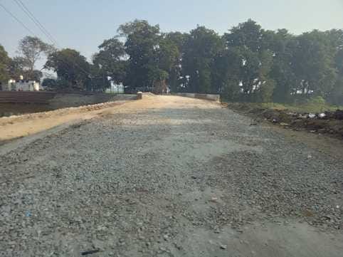 गोमती उद्गम स्थल के पुल के पहुंच मार्ग पर खड़ा बिजली का खंभा। संवाद 