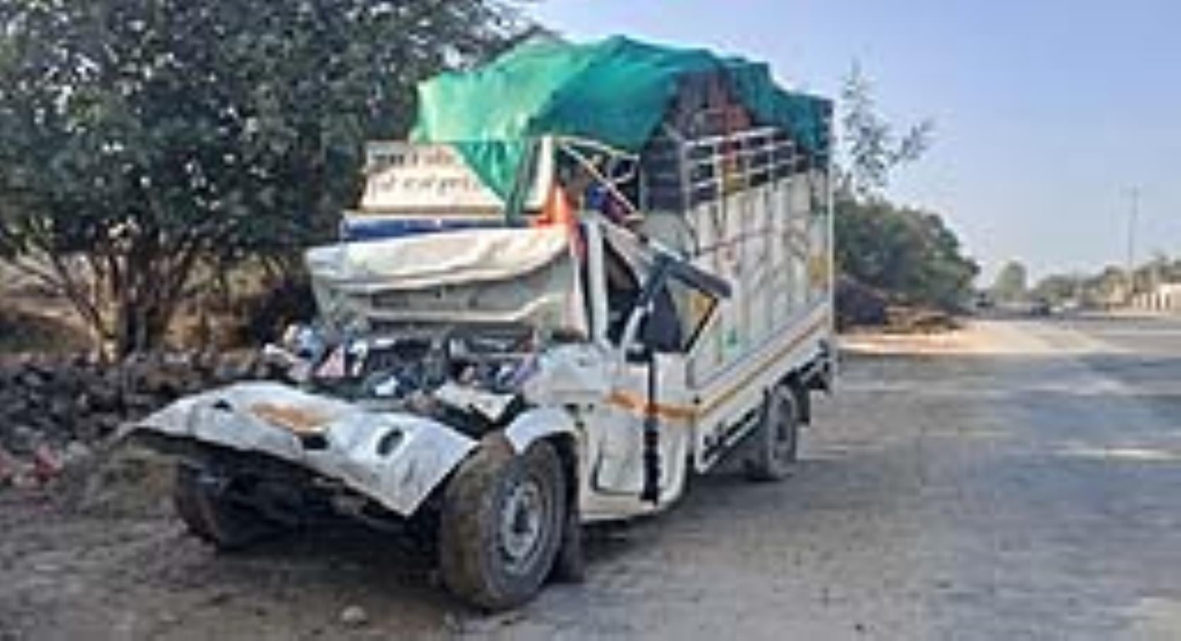 हादसे के बाद पानी की निकासी के लिए लगी जेसीबी। संवाद हादसे के बाद पानी की निकासी के लिए लगी जेसीबी। संवाद