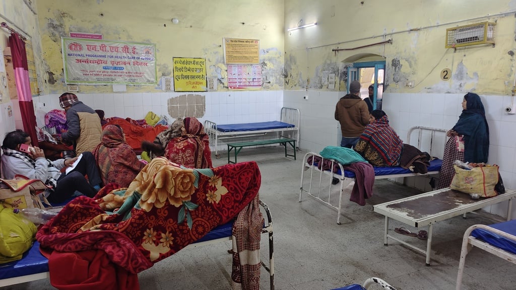 जिला महिला अस्पताल का ठंड में खुला हुआ रैन बसेरा। संवाद जिला महिला अस्पताल का ठंड में खुला हुआ रैन बसेरा। संवाद