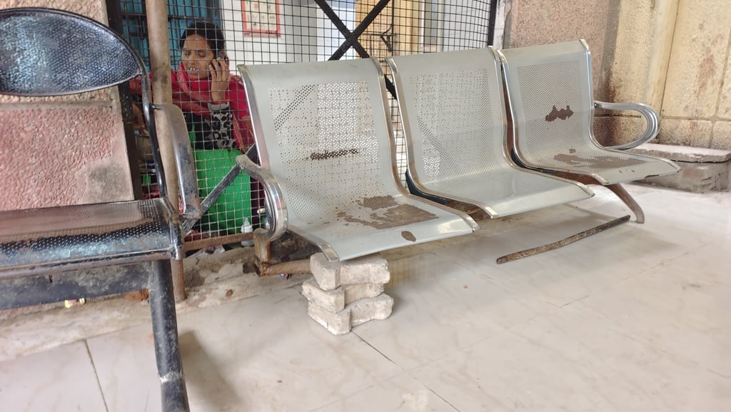 जिला महिला अस्पताल का ठंड में खुला हुआ रैन बसेरा। संवाद जिला महिला अस्पताल का ठंड में खुला हुआ रैन बसेरा। संवाद