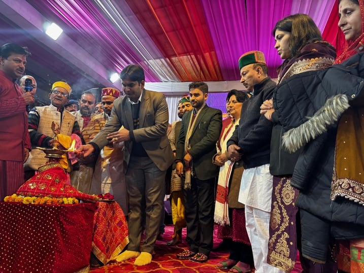 कांगड़ा में जिलास्तरीय घृत मंडल पर्व का दीप प्रज्वलित कर शुभारंभ करते जिलाधीश हेमराज बैरवा। संव
