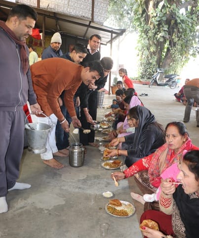 मकर संक्रांति पर गायों को गुड, तिल निर्मित पदार्थ व चारा खिलाते श्रद्धालु। संवाद मकर संक्रांति पर गायों को गुड, तिल निर्मित पदार्थ व चारा खिलाते श्रद्धालु। संवाद