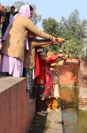मकर संक्रांति पर गायों को गुड, तिल निर्मित पदार्थ व चारा खिलाते श्रद्धालु। संवाद मकर संक्रांति पर गायों को गुड, तिल निर्मित पदार्थ व चारा खिलाते श्रद्धालु। संवाद