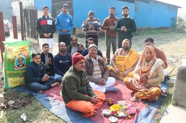 मकर संक्रांति पर गायों को गुड, तिल निर्मित पदार्थ व चारा खिलाते श्रद्धालु। संवाद मकर संक्रांति पर गायों को गुड, तिल निर्मित पदार्थ व चारा खिलाते श्रद्धालु। संवाद