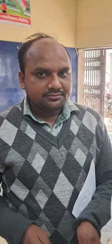 पीलीभीत के जिला चिकित्सालय के दवा वितरण काउंटर पर लगी लाइन।संवाद पीलीभीत के जिला चिकित्सालय के दवा वितरण काउंटर पर लगी लाइन।संवाद