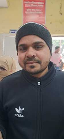 पीलीभीत के जिला चिकित्सालय के दवा वितरण काउंटर पर लगी लाइन।संवाद पीलीभीत के जिला चिकित्सालय के दवा वितरण काउंटर पर लगी लाइन।संवाद