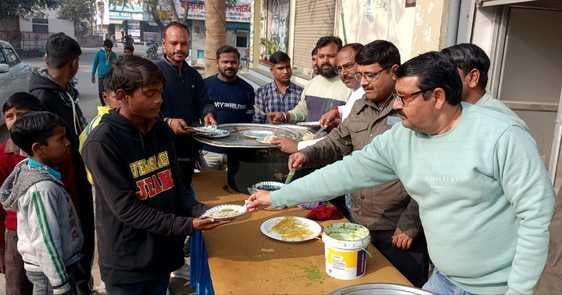 पीलीभीत में मकर संक्रांति पर शहर के गौरी शंकर मंदिर में पूजा अर्चना करते श्रद्धालु।संवाद