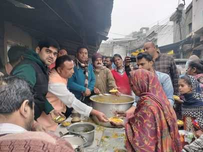 पीलीभीत में मकर संक्रांति पर शहर के गौरी शंकर मंदिर में पूजा अर्चना करते श्रद्धालु।संवाद