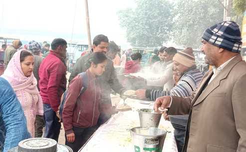 पीलीभीत में मकर संक्रांति पर शहर के गौरी शंकर मंदिर में पूजा अर्चना करते श्रद्धालु।संवाद
