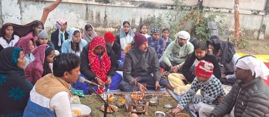 पीलीभीत में मकर संक्रांति पर शहर के गौरी शंकर मंदिर में पूजा अर्चना करते श्रद्धालु।संवाद