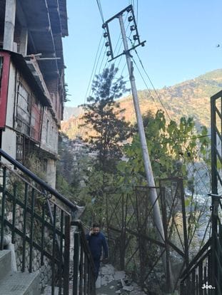 रामपुर की इंदिरा मार्केट सब्जी मंडी के मुख्यद्वार पर जमीन धंसने से राहगीरों और किसानों को बढ़ा ख रामपुर की इंदिरा मार्केट सब्जी मंडी के मुख्यद्वार पर जमीन धंसने से राहगीरों और किसानों को बढ़ा ख