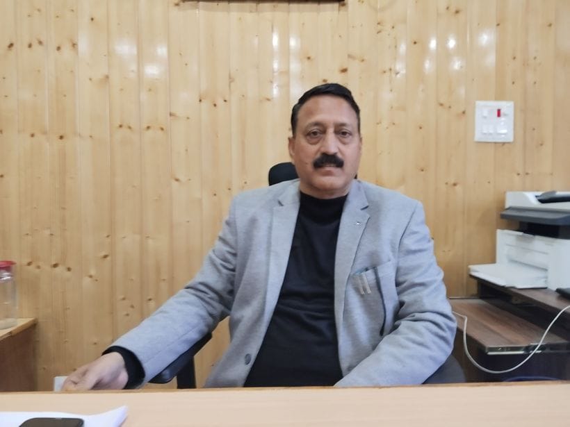 सड़क सुरक्षा कार्यक्रम के दौरान क्षेत्रीय अस्पताल रिकांगपिओ के चिकित्सक रिकांगपिओ में चालकों सड़क सुरक्षा कार्यक्रम के दौरान क्षेत्रीय अस्पताल रिकांगपिओ के चिकित्सक रिकांगपिओ में चालकों