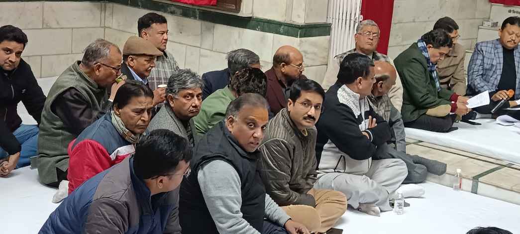 शहर सर्राफा बाजार में बुलियन ट्रेडर एसोसिएशन की बैठक में मौजूद सर्राफा व्यापारी। शहर सर्राफा बाजार में बुलियन ट्रेडर एसोसिएशन की बैठक में मौजूद सर्राफा व्यापारी।