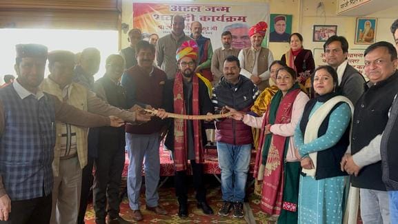 टौणीदेवी में अटल जन्मशताब्दी कार्यक्रम में मंच पर मौजूद सांसद अनुराग ठाकुर एवं अन्य भाजपा नेता।