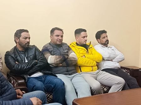 दलाश भाजपा मंडल के अध्यक्ष विवेक वर्मा नित्थर में भाजपा कार्यकर्ताओं के साथ बैठक में चर्चा करते