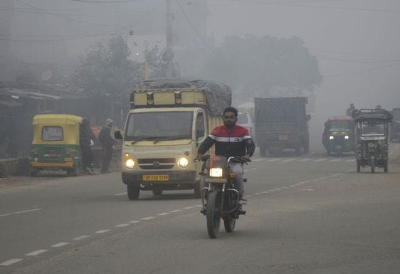 उझानी में हजरतगंज गांव पिकअप से टूटे रिफ्लेक्टर। संवाद