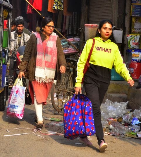उझानी में हजरतगंज गांव पिकअप से टूटे रिफ्लेक्टर। संवाद