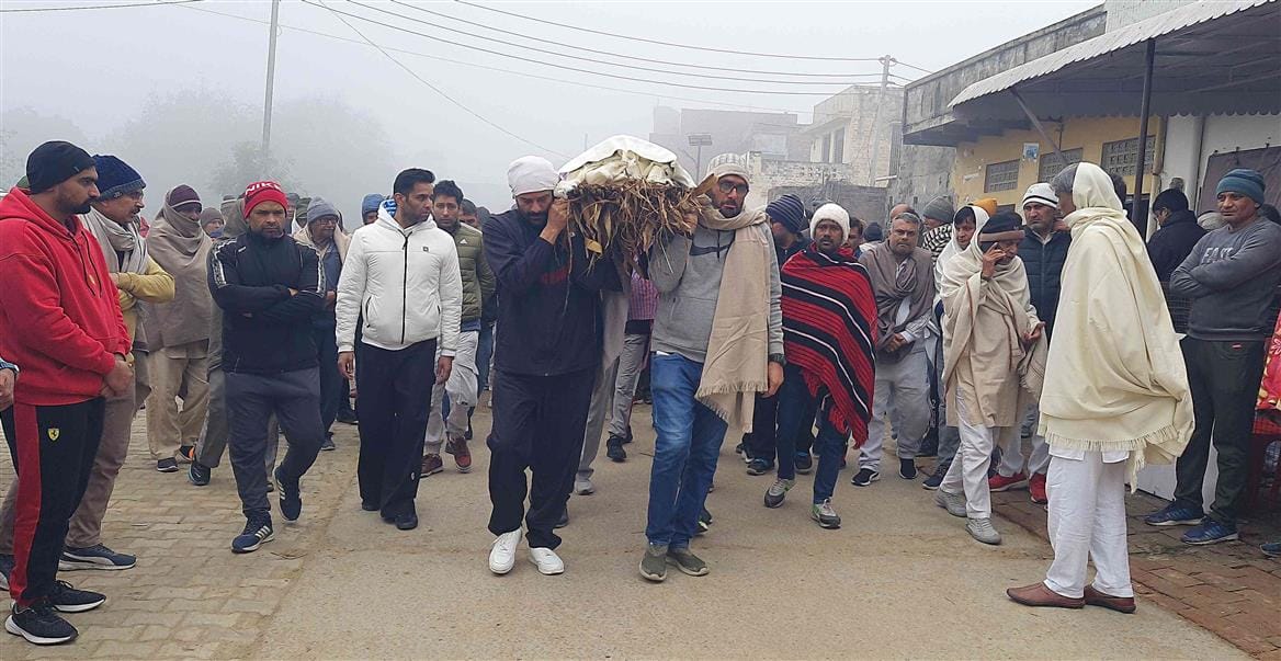 15महम02-पिता की अर्थी को कंधा देते बॉलीवुड अभिनेता जयदीप। स्रोत : संवाद 15महम02-पिता की अर्थी को कंधा देते बॉलीवुड अभिनेता जयदीप। स्रोत : संवाद