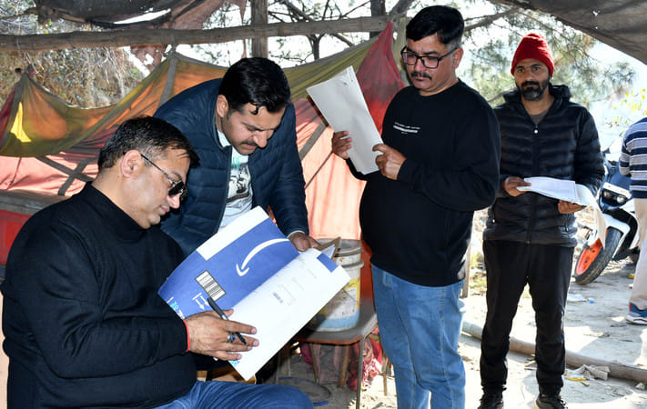 आएलएल हमीरपुर के तहत वाहनों की पासिंग करवाने के लिए दस्तावेज प्रक्रिया के लिए पंक्ति में खड़े ल
