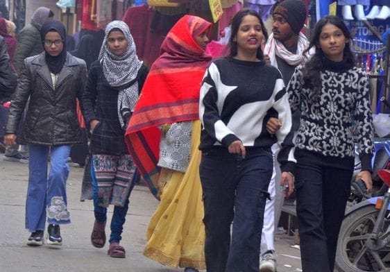 बढ़ती ठंड में गर्म कपड़ो में टिकटगंज से गुजरतीं स्कूटी सवार महिला। संवाद बढ़ती ठंड में गर्म कपड़ो में टिकटगंज से गुजरतीं स्कूटी सवार महिला। संवाद