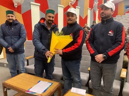 जेएसडब्यू कंपनी छोल्टू में सड़क सुरक्षा अभियान के दौरान मुख्यातिथि का स्वागत करते कंपनी के अ जेएसडब्यू कंपनी छोल्टू में सड़क सुरक्षा अभियान के दौरान मुख्यातिथि का स्वागत करते कंपनी के अ