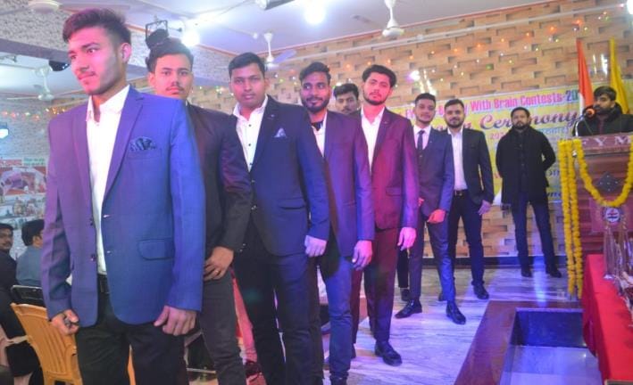 कैटवॉक में जलवे बिखेरतीं युवतियां। कैटवॉक में जलवे बिखेरतीं युवतियां।