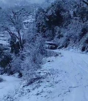 रामपुर उपमंडल के उंचाई वाले क्षेत्रों में बर्फबारी होने के बाद खूबसूरत नजारा
