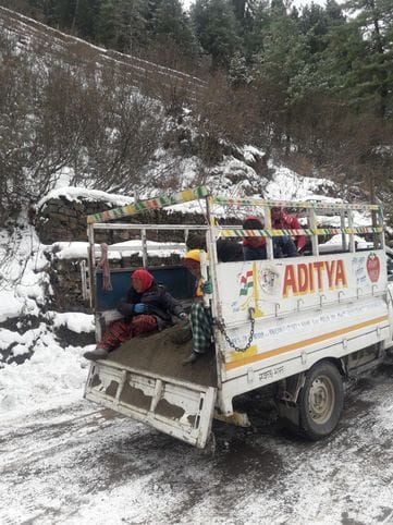 रामपुर उपमंडल के उंचाई वाले क्षेत्रों में बर्फबारी होने के बाद खूबसूरत नजारा