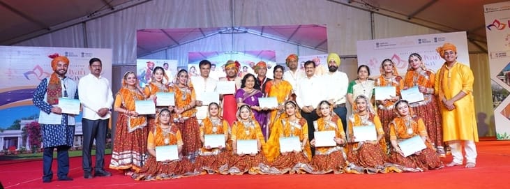 संजा तू थारे घरे जा की प्रस्तुति देते कलाकार संजा तू थारे घरे जा की प्रस्तुति देते कलाकार