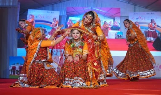 संजा तू थारे घरे जा की प्रस्तुति देते कलाकार संजा तू थारे घरे जा की प्रस्तुति देते कलाकार