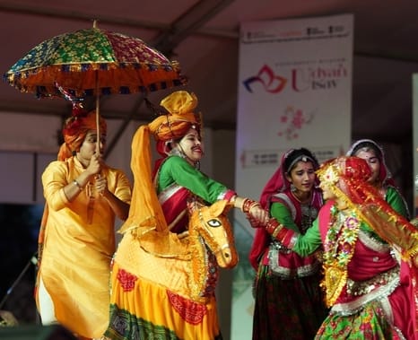संजा तू थारे घरे जा की प्रस्तुति देते कलाकार संजा तू थारे घरे जा की प्रस्तुति देते कलाकार