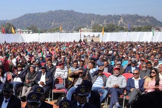 सुजानपुर में आयोजित सेना दिवस समारोह में मंच पर उपस्थित मुख्यातिथि एवं पूर्व सैन्य अधिकारी। संस